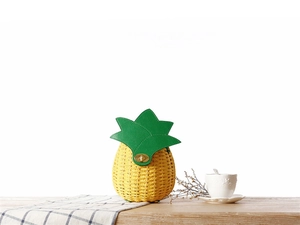 Détail du sac en paille ananas montrant le tissage et le fermoir doré rotatif