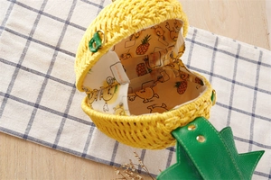 Détail intérieur du sac tissé ananas avec doublure imprimée et anneau métallique en D