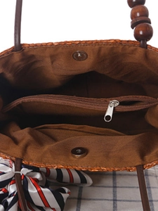 Borsa a tracolla intrecciata a mano con manici in legno, foulard a righe e chiusura magnetica