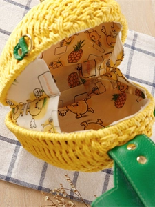Sac bandoulière ananas en paille avec doublure jaune et détail feuille verte