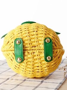 Sac de plage en paille tressée en forme de fruit jaune et vert au style pastoral d'été
