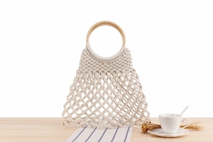 Details runder Holzgriffe und Baumwollseilgeflecht einer handgefertigten Strandtasche