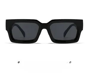 Gros plan sur des lunettes de soleil carrées noires avec monture épaisse et verres gris