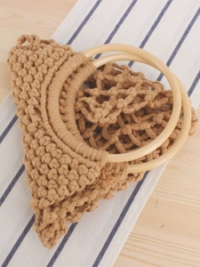 Handgefertigte khakifarbene Baumwoll-Webtasche mit runden Holzgriffen im Boho-Stil