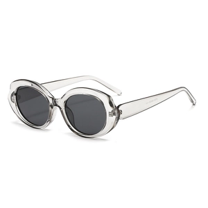 Lunettes de soleil ovales rétro avec monture grise transparente et verres noirs vue de profil