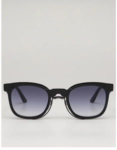 Vue de face de lunettes de soleil noires à monture complète avec verres dégradés gris