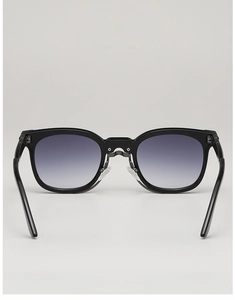 Détail de lunettes léopard avec plaquettes de nez en métal et verres dégradés bleus