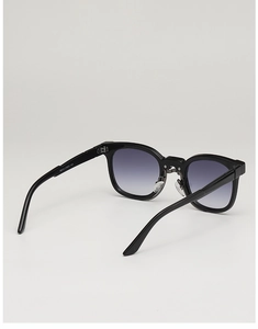 Détail de la charnière métallique et des plaquettes de lunettes de soleil noires