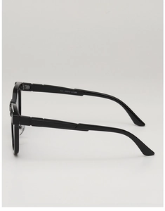 Vue détaillée de lunettes noires brillantes avec le numéro de modèle W8514 sur la branche