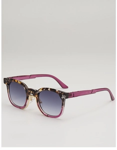 Détail de lunettes de soleil écaillées avec verres dégradés violets et pont doré chic