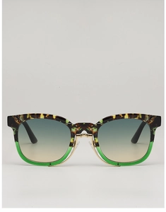 Détail frontal de lunettes de soleil léopard avec pont en métal doré élégant