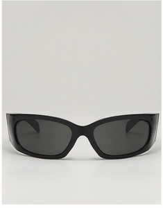 Detailansicht der modernen schwarzen rechteckigen Cat-Eye-Sonnenbrille mit Glanzrahmen