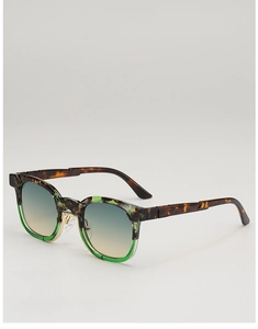 Détail de lunettes léopard avec pont en métal et verres avec dégradé de vert chic