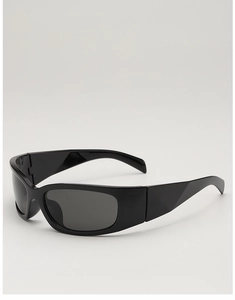 Detail der glänzenden schwarzen Sportsonnenbrille mit breitem Bügel und Retro-Rahmen