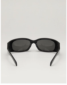 Detailansicht der Rückseite einer schwarzen Sport-Sonnenbrille mit glatten Scharnieren