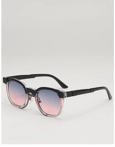 Gros plan détaillé des lunettes rétro avec verres dégradés bleu-rose et monture bicolore