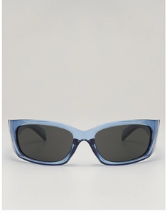 Detailansicht einer eckigen Sonnenbrille mit blauem transparentem Rahmen und grauen Gläsern