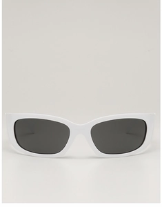 Frontansicht der stylischen weißen Breitband-Sonnenbrille mit dunkelgrauen Gläsern