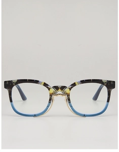 Vue rapprochée de lunettes de soleil élégantes avec monture léopard et bleue