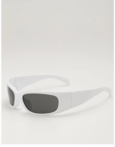 Detail der futuristischen Y2K-Sonnenbrille mit weißem Rahmen und breiten Bügeln