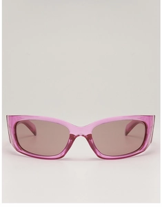 Nahaufnahme der durchscheinenden rosa Sonnenbrille mit braunen Gläsern für Damen