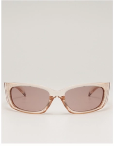 Nahaufnahme der minimalistischen rechteckigen Sonnenbrille mit transparentem champagner Rahmen