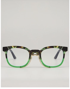 Vue de face de lunettes léopard bicolores vert avec pont en métal doré chic