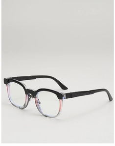 Détail de lunettes vintage à monture noire et transparente avec revêtement optique spécial