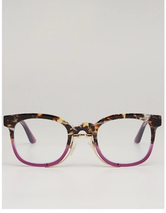 Détail des lunettes de soleil en acétate écaille et violet avec pont en métal doré