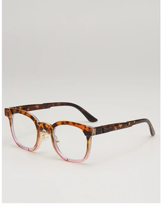 Détail de lunettes léopard avec monture dégradée rose et pont métallique doré
