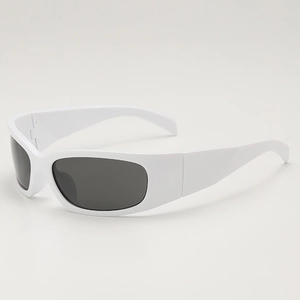Y2K-Stil Sonnenbrille mit weißem Rahmen und dunkelgrauen Gläsern in 45-Grad-Ansicht