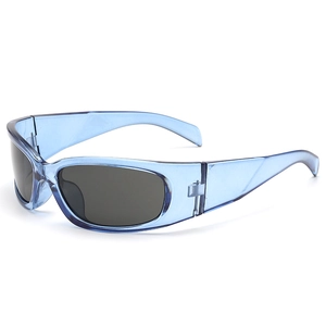 Minimalistische Sportsonnenbrille mit lila Rahmen, blauem Gestell und dunklen Gläsern
