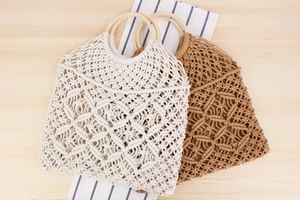 Détails de sacs en macramé faits main avec motifs losanges et anses rondes en bois