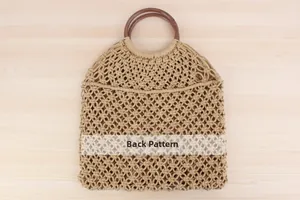 Dettaglio della trama posteriore di una borsa intrecciata con manici in legno