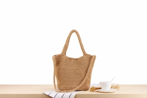 Détail du sac seau tissé bohème kaki avec bandoulière longue et poignée de transport