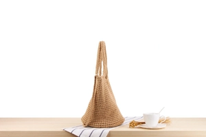 Texture détaillée d'un sac cabas en paille bohème au design rétro et minimaliste
