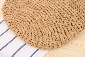 Détail macro du sac en crochet kaki montrant le tissage dense et la texture douce