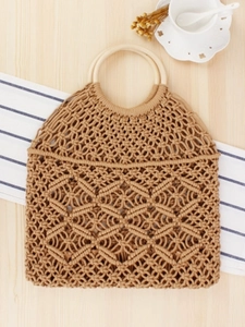 Sac fourre-tout en macramé fait main avec anses rondes en bois sur fond rustique