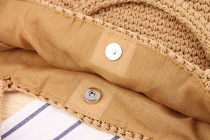 Détail d'un sac bohème tissé avec fermeture magnétique et doublure intérieure sombre