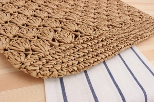 Détail du sac tissé main montrant la texture en éventail et le tissage en corde de papier kaki