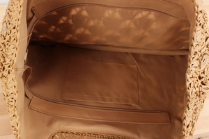 Détail de l'intérieur du sac tissé avec doublure en tissu brun et poche zippée pratique