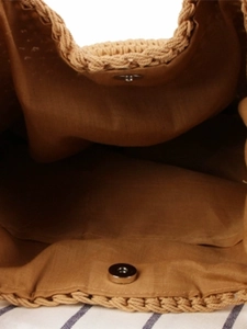 Sac à bandoulière en paille tissé avec doublure en tissu et fermoir magnétique sûr