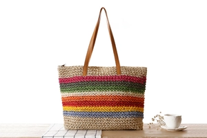 Détail du sac de plage tressé en corde de papier rayé arc-en-ciel avec anses en cuir