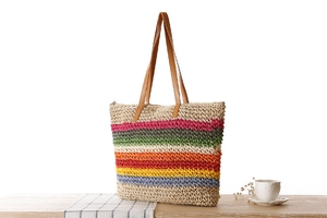 Détail du sac à bandoulière tissé en corde de papier rayé avec anses en cuir brun