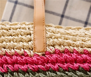 Détail du sac tissé en corde de papier rayé coloré avec poignée en cuir et texture