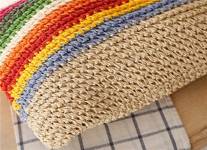 Vue macro détaillée de la texture tissée en paille avec rayures colorées arc-en-ciel
