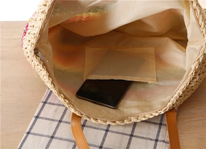 Détail du sac tissé coloré avec doublure beige clair et poche intérieure zippée