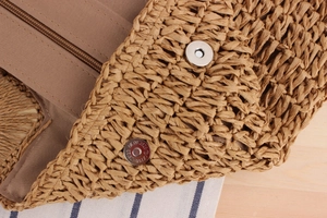 Détail du sac tissé à la main avec fermoir magnétique et poche intérieure zippée