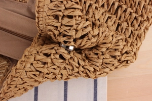 Détail d'un sac tressé avec fermoir magnétique et poche intérieure zippée sécurisée