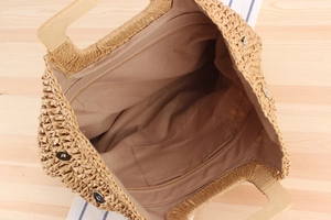 Vue intérieure du sac tressé artisanal avec poignées en bois et doublure à fermeture éclair